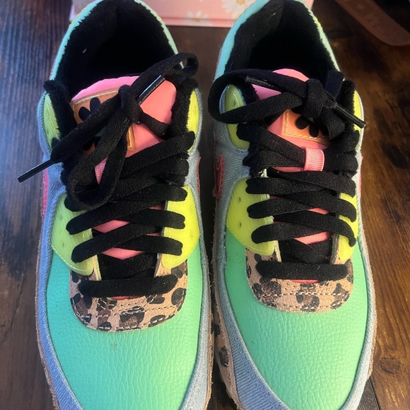 Nike Shoes - Women’s Nike Airmax
